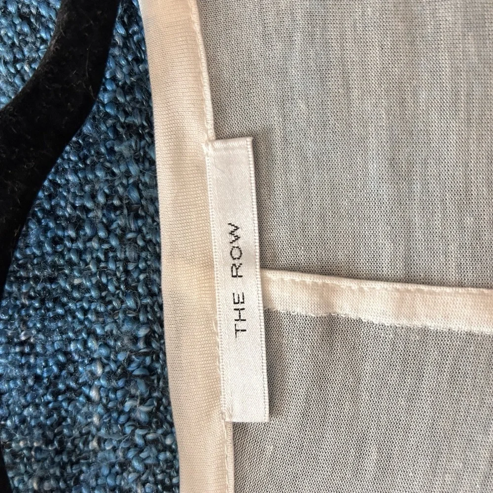 The row white shirt - Picture 4 of 5